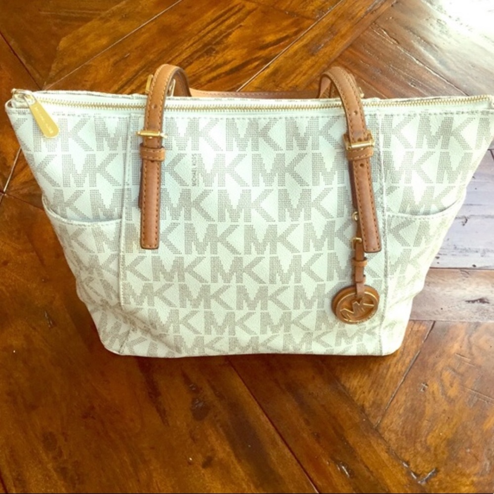 AUTHENTIC Michael Kors Jet Set Tote in Vanilla💐